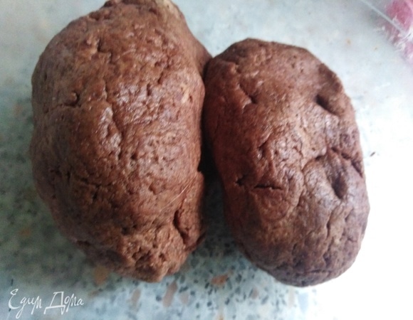 Замесить тесто. 1/3 часть теста убрать в морозилку.