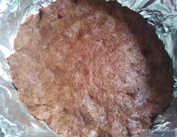Остальное тесто выложить в застеленную фольгой форму. Разровнять.