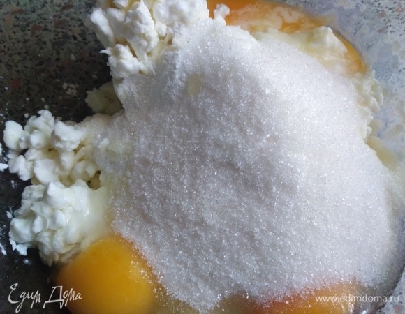 В творог вбить яйца, всыпать крахмал, сахар и ванилин.