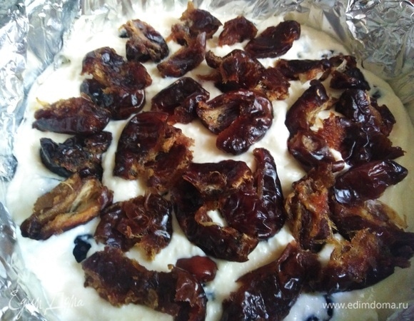 Покрыть частью творожной массы и выложить финики.