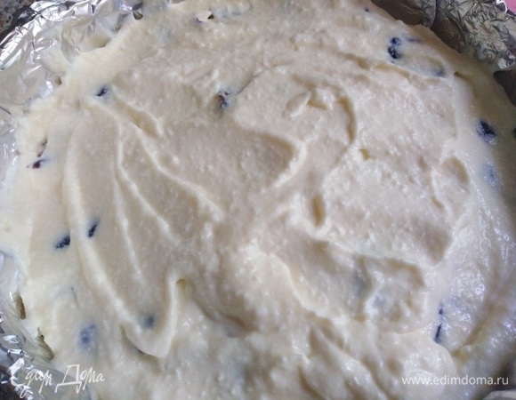 На финики выложить оставшуюся массу.