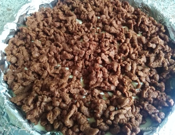 Верх посыпать натертым на терке охлажденным тестом.