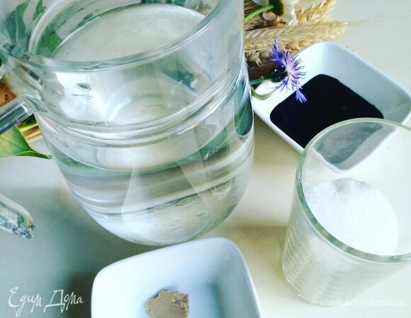 Воду нужно вскипятить и немного остудить. Она должна быть теплой (примерно 35°C).