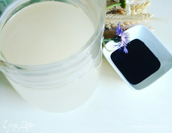 Для удобства я переливаю воду в графин. Добавляю дрожжи, сахар и хорошо размешиваю.