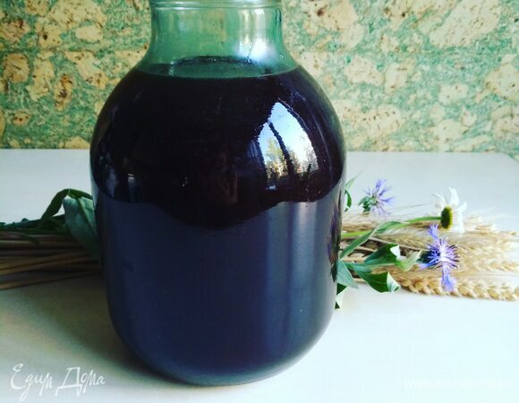 После все переливаю в трехлитровую банку и перемешиваю. Оставляю при комнатной температуре на сутки.