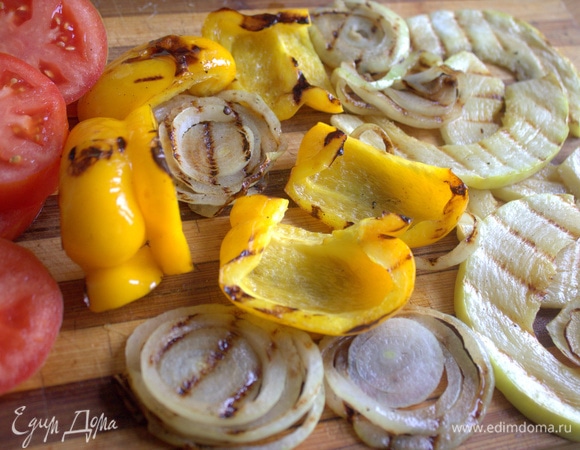 Обжарить все, кроме томатов.