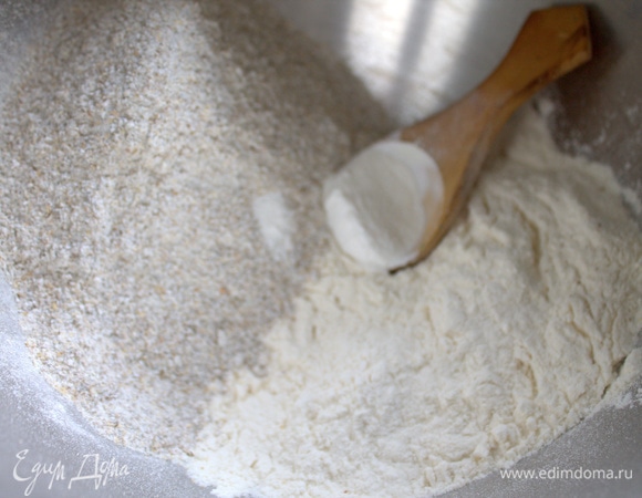 Для теста смешать оба вида муки с разрыхлителем и солью.