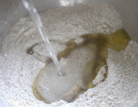 Влить масло и горячую воду.