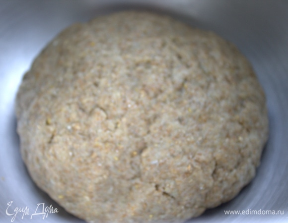 Замесить тесто с помощью тестомеса или руками, накрыть и дать полежать.