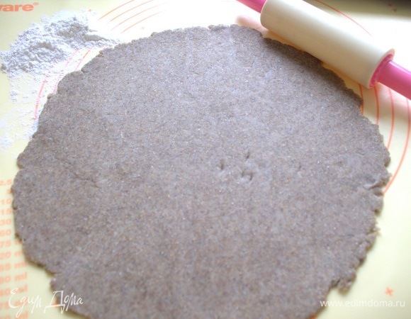 Раскатать в тонкий пласт.