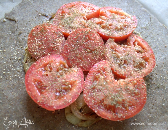 Накрыть кружочками помидора, посыпать хмели-сунели, укропом, лимонным перцем, чесночной солью.