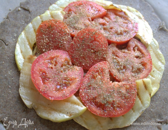 По краям выложить ломтики кабачка.