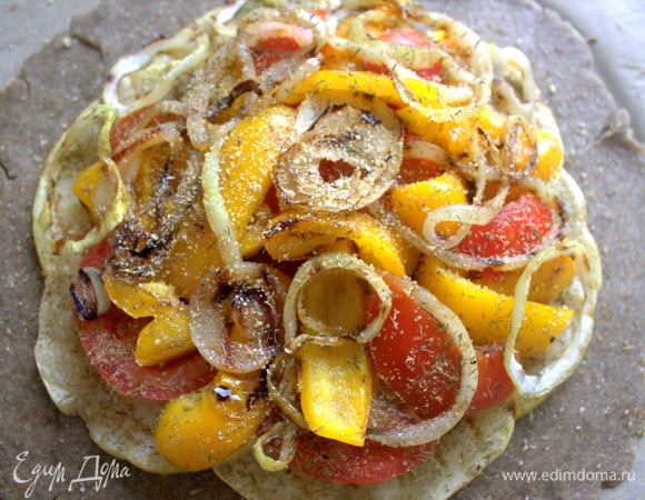 Накрыть остатками лука. Сверху посыпать специями.