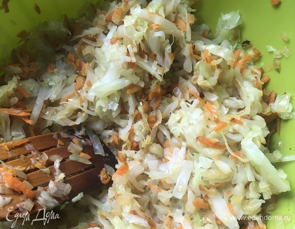 Смешать с капустой, посолить, поперчить, добавить яйцо и муку.