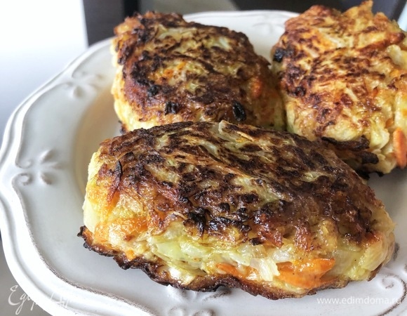 Мокрыми руками сформировать котлетки и обжарить на смеси сливочного и растительного масла до красивой корочки.