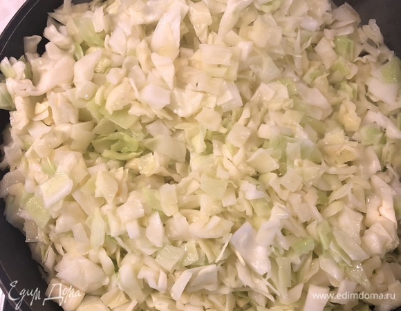 Капусту мелко нашинковать, отварить 5–7 минут в подсоленной воде. Откинуть на дуршлаг, отжать, остудить.