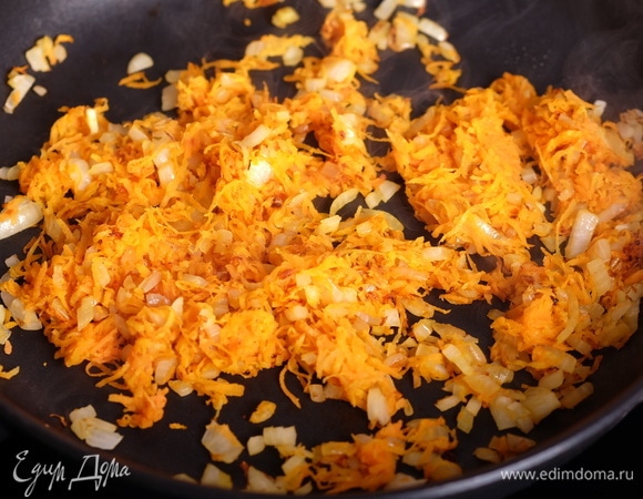 На смеси сливочного и растительного масла обжарить лук и морковь (морковь натереть на терке, лук мелко нарубить) до красивого золотистого цвета.