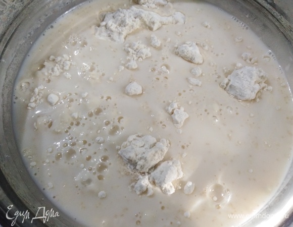 В 1 стакан муки всыпать дрожжи, влить молоко. Перемешать. Оставить опару на 1 час для подъема. Она должна подняться в два раза.