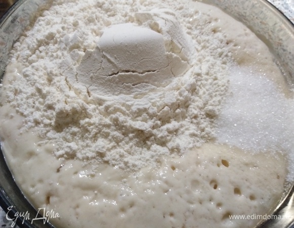 Затем добавить еще полстакана муки, вбить яйца, добавить соль.