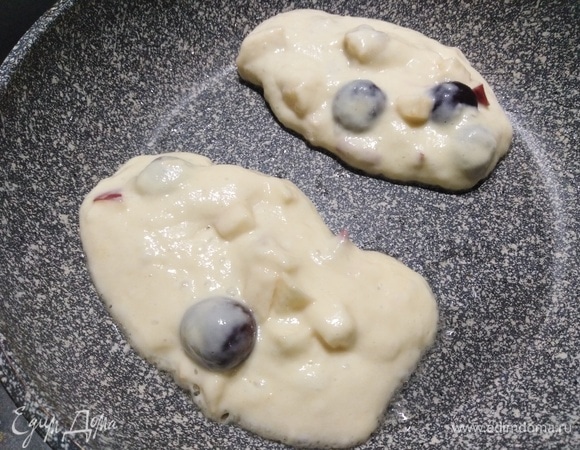 Выкладывать ложкой на разогретую сковороду с растительным маслом.