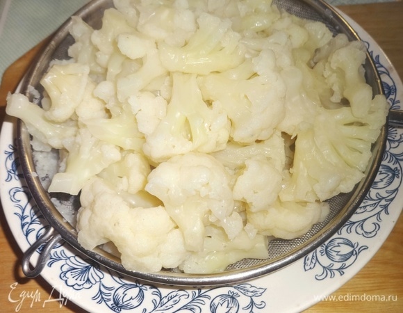 Цветную капусту вымойте и разделите на соцветия. Далее бланшируйте капусту в слегка подсоленной воде 3–4 минуты. Выложите на сито, дайте стечь воде и остудите соцветия до комнатной температуры.