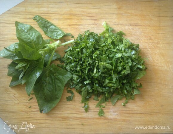 Шпинат вымойте, обсушите и мелко нарежьте.