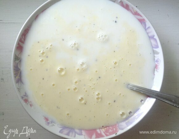 Налейте молоко и еще раз перемешайте.