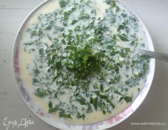 Добавьте в заливку нарезанный шпинат и снова перемешайте.