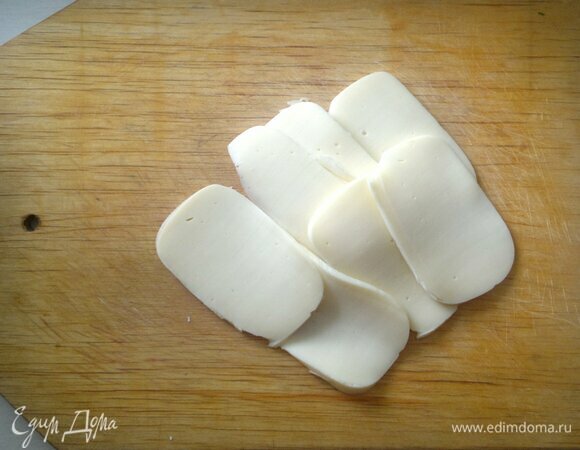 Моцареллу нарежьте тонкими пластинами.