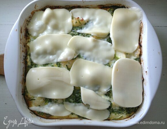 Достаньте форму с запеканкой из духовки. Разложите по поверхности пластины моцареллы. Поставьте емкость обратно в духовку на 5–7 минут.