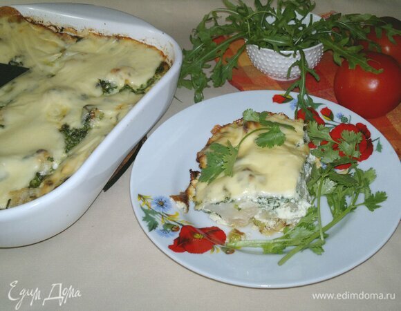 Разрежьте запеканку на порции. Подавайте со свежими овощами и зеленью.