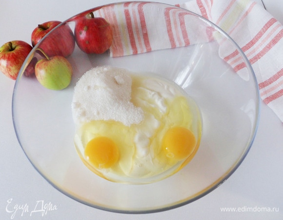 В емкость выкладываем сметану, яйца, сахарный песок, щепотку соли и ванильный сахар. Просто все вместе перемешиваем.