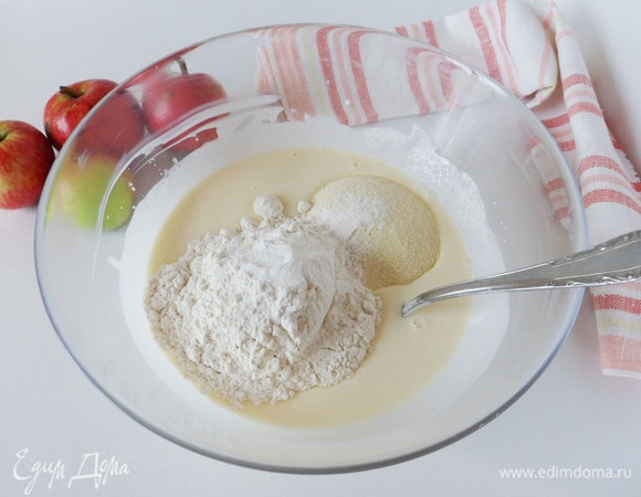 Всыпаем муку, манку и разрыхлитель. Аккуратно перемешиваем.