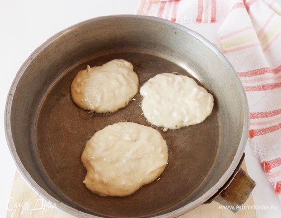 Хорошо разогреваем сковороду, наливаем небольшое количество масла, выкладываем тесто по одной столовой ложке и жарим оладушки с двух сторон до золотистого цвета. Огонь на плите должен быть немного меньше среднего.