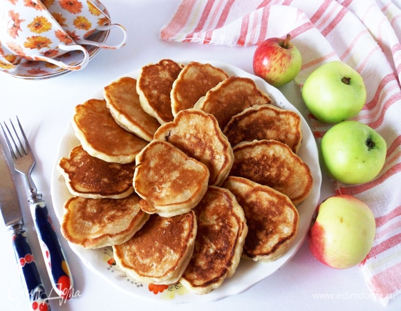 Яблочные оладьи на сметане готовы. Угощаемся, подаем со сметаной, сгущенкой или любимым домашним вареньем. И с ароматным чаем!