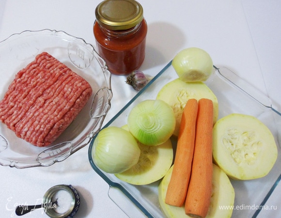 Подготовить основные ингредиенты: помыть и почистить лук с морковью, очистить от кожицы кабачок среднего размера и нарезать его шайбами высотой 3–4 см, приготовить мясной фарш.
