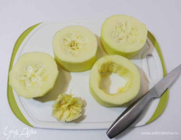 У кабачков вырезать сердцевину.