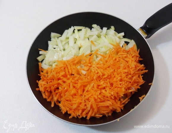 Оставшийся лук нарезать полукольцами, морковь измельчить на крупной терке. Разогреть на сковороде растительное масло и обжарить овощи до мягкости.