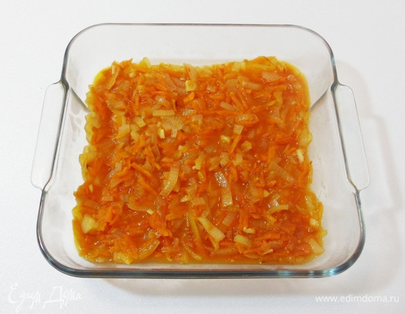 Тушеные овощи переложить в форму для запекания.