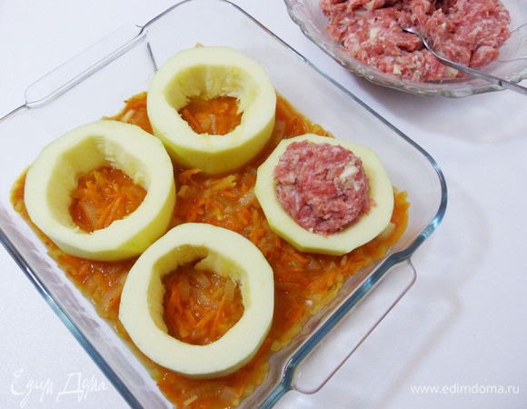 Сверху уложить кабачки и заполнить их подготовленным фаршем.