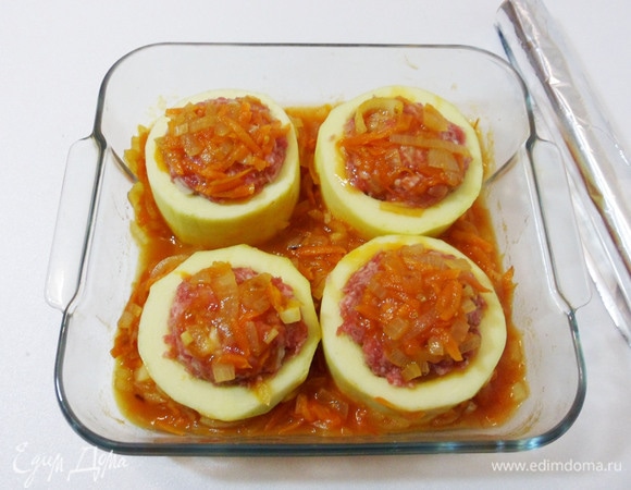 Сверху на кабачки можно положить тонкие кружки свежих помидоров или немного тушеных овощей. Закрыть форму фольгой и отправить в духовку, разогретую до 180–200°C, на 40–45 минут.