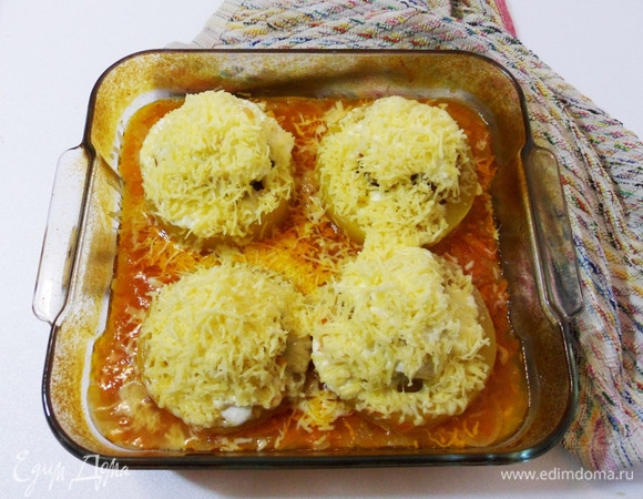 За 10 минут до готовности снять фольгу, посыпать кабачки тертым сыром и отправить обратно в духовку запекаться до румяной сырной корочки.