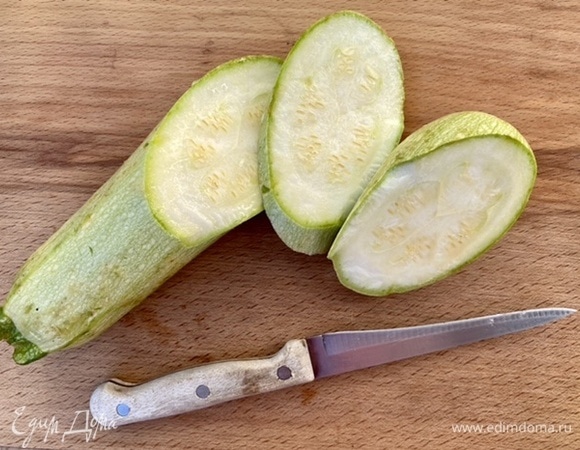 Овощи помыть и обсушить. Кабачки или цукини нарезать пластами толщиной в 1 см. Баклажаны нарезать кольцами или клиньями, красный лук — крупными клиньями.