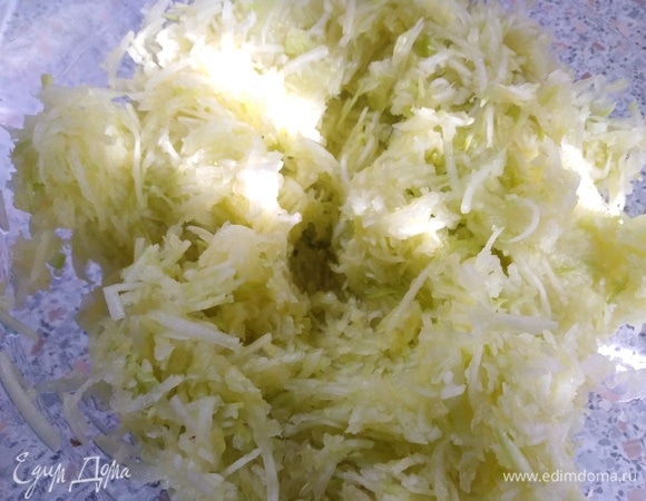 Кабачки натереть на терке, отжать.