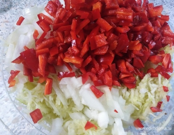 Соединить с репчатым луком и болгарским перцем. Посолить.