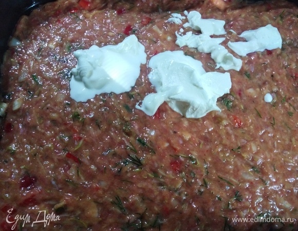 Выложить в форму. Смазать сметаной.