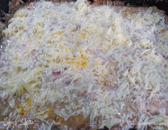 Посыпать натертым сыром, допечь в течение 10 минут.