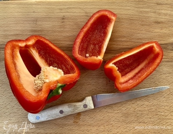 Перцы разрезать, удалить семена и также нарезать крупными кусками. Крупные шампиньоны разрезать на две части, мелкие оставить целыми.