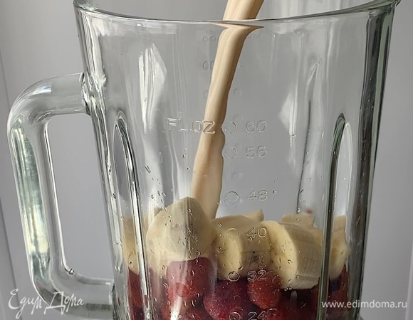 Смородину отделяем от веточек, у клубники снимаем лепесточки, банан очищаем от кожуры.