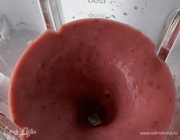 Взбиваем в блендере смородину, клубнику, банан и растительное молоко.